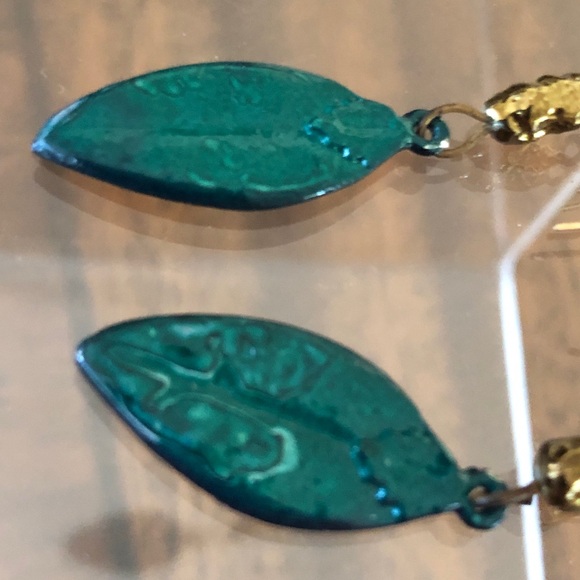 NWOT green closed lock french wire  dimensional leaf earrings - Picture 4 of 12